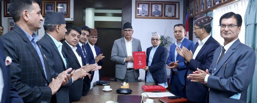 राजस्व परामर्श समितिद्वारा अर्थमन्त्री समक्ष प्रतिवेदन पेस