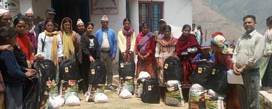 अपाङ्गता भएका र विपन्न बालबालिकालाई खाद्यान्न र शैक्षिक सामाग्री 