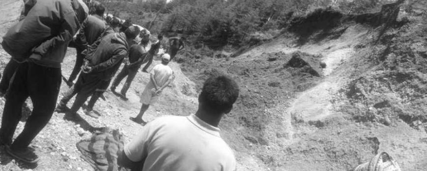 गिट्टी कुट्दै गरेकी महिलाको पहिरोले पुरेर मृत्यु