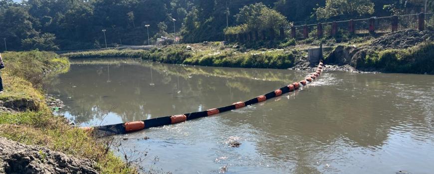 बागमती नदीमा तैरिने फोहोर पदार्थहरू सङ्कलन गर्न ट्रास बेरियर राखियो