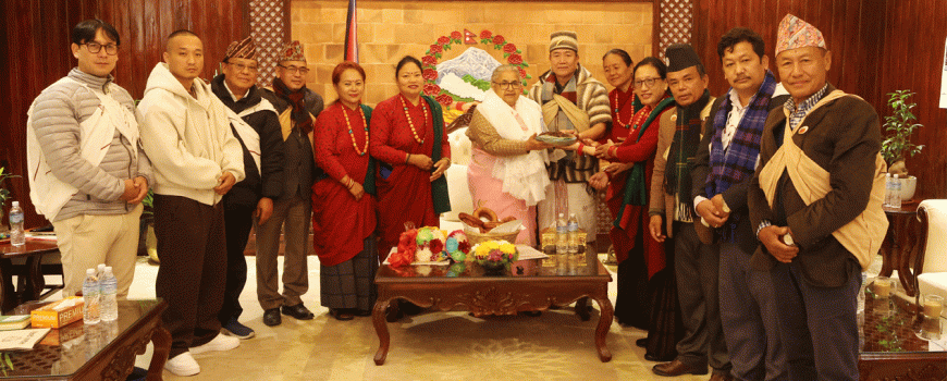 सरकारी कर्मचारीले हप्तामा एकदिन परम्परागत पोसाक लगाउनुपर्ने प्रधानमन्त्री कार्कीको प्रस्ताव