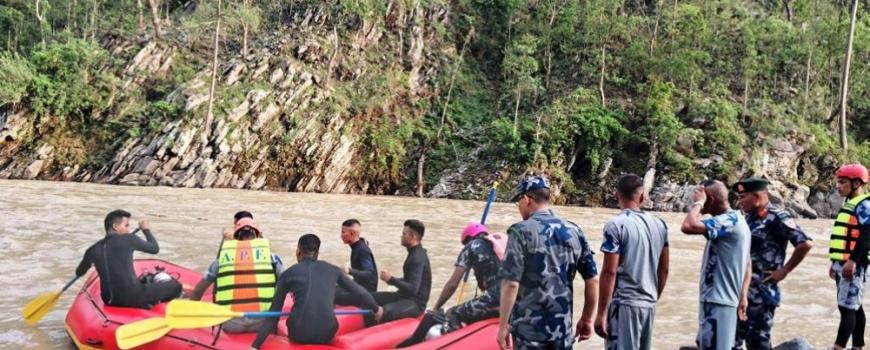 दैलेख दुर्घटना : कर्णालीमा खसेको गाडी र यात्रुहरू खोज्दै गोताखोर दैलेख दुर्घटना : कर्णालीमा खसेको गाडी र यात्रुहरू खोज्दै गोताखोर